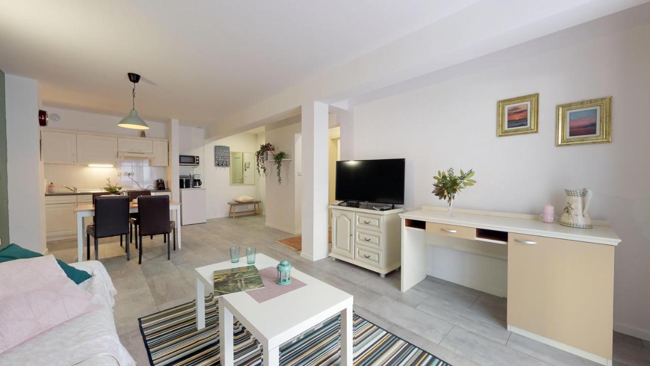 Mirta Deluxe Superior 5 Star Apartment, Your Piece Of Heaven By The Sea & Park, With Sea & Park View Novigrad Istria Kültér fotó